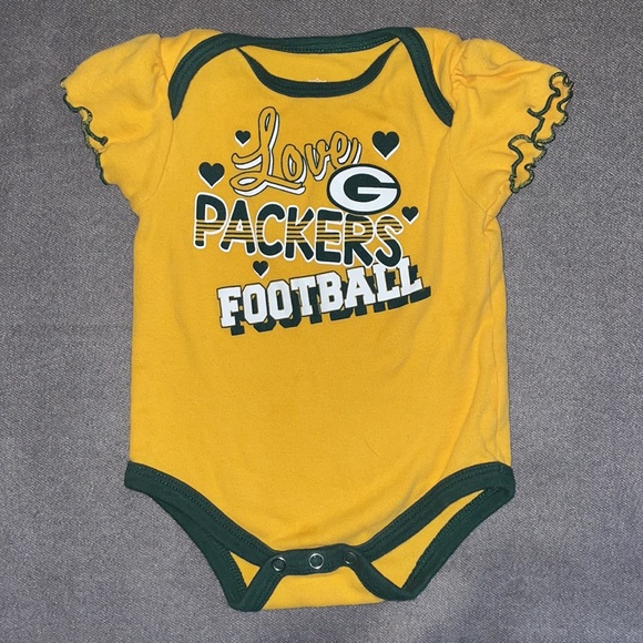 NWOT.  2 Green Bay Packer onesies & Matching booties.  3-6 months - Picture 5 of 6